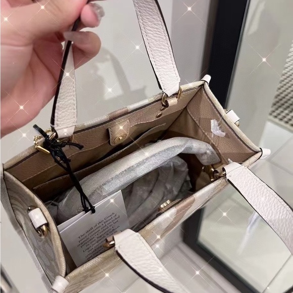 Coach C8417 Dempsey Tote 22 In Signature Jacquard With Stripe And Coach Patch In - Picture 4 of 11